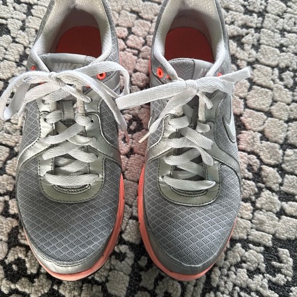 Nike Women's Relentless Air 4- Metallic Silver and Coral Athletic Shoes - Picture 2 of 5